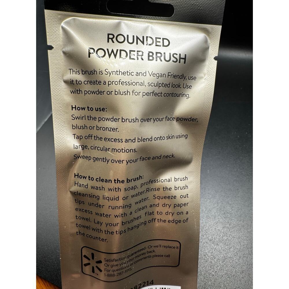 5/$25 NWT Rounded Powder Brush New In Package - Picture 4 of 4